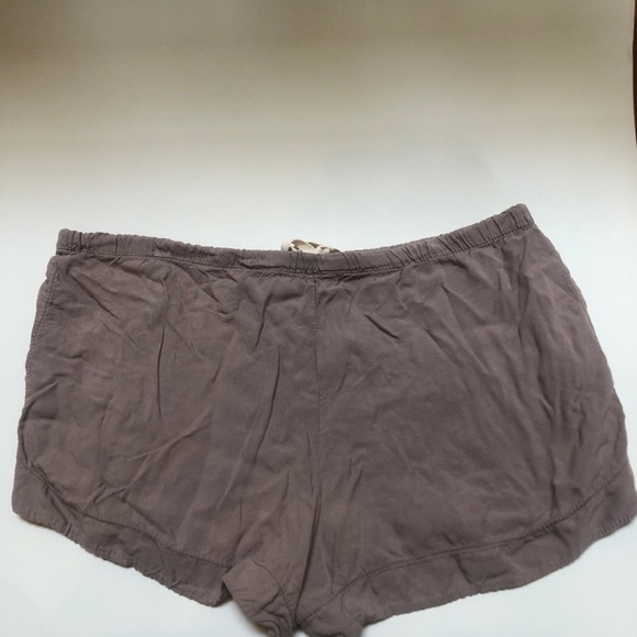 BRANDY MELVILLE UNIQUELY OVERSIZED SHORTS - Picture 4 of 4